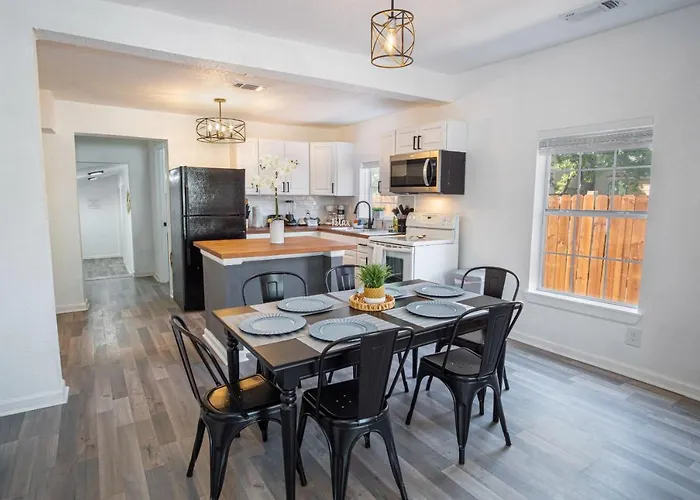 Charming 4Br2Ba Only 5 Mins Downtown Riverwalk